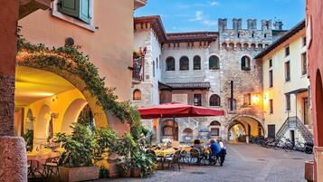 Family Apartment, Multiple Bedrooms, Lakeside (Appartamento Centro Storico Riva 2) | Outdoor dining