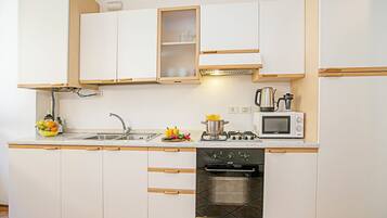 Appartamento familiare, 1 camera da letto, lato lago (Appartamento Centro Storico Riva 2) | Cucina privata | Frigorifero, microonde, piano cottura, bollitore elettrico