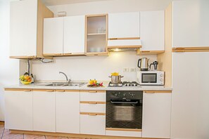 Departamento familiar, 1 habitación, junto al lago (Appartamento Centro Storico Riva 2) | Cocina privada | Refrigerador, microondas, parrilla de estufa y tetera eléctrica 