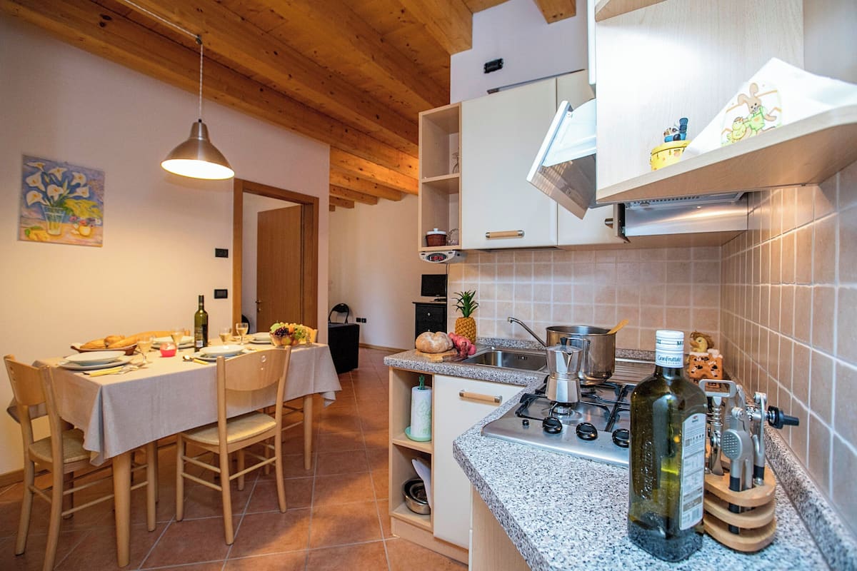 Perhehuoneisto, useita makuuhuoneita (Appartamento Centro Storico Riva) | Yksityinen keittiö | Jääkaappi, mikroaaltouuni, liesi, vedenkeitin