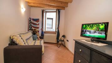 Appartamento familiare, 1 camera da letto (Appartamento Centro Storico Riva) | Soggiorno | TV a schermo piatto