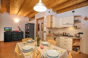 Réfrigérateur, micro-ondes, plaque de cuisson, bouilloire électrique