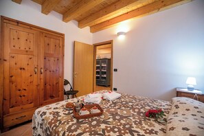 Perhehuoneisto, useita makuuhuoneita (Appartamento Centro Storico Riva) | 1 makuuhuone, silitysrauta/-lauta, ilmainen Wi-Fi, vuodevaatteet