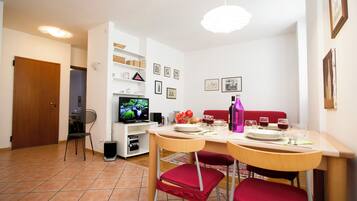Family Apartment, Multiple Bedrooms, Lakeside (Appartamento Centro Storico Riva 2) | Dining
