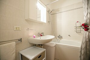 Appartement Familial, plusieurs chambres, en bord de lac (Appartamento Centro Storico Riva 2) | Salle de bain | Douche, douche à « effet pluie », sèche-cheveux, bidet