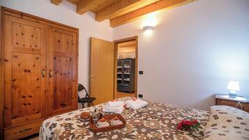 Appartamento familiare, 1 camera da letto (Appartamento Centro Storico Riva) | 1 camera, ferro/asse da stiro, Wi-Fi gratuito, lenzuola