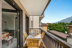 Familienapartment, Mehrere Schlafzimmer (Appartamento Amy) | Speisen im Freien