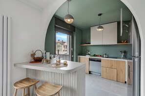 Full-sized fridge, microwave, oven, stovetop