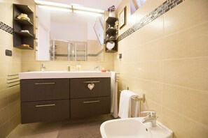 Family Apartment, Multiple Bedrooms (Casa Andreas & Corinna) | Bathroom | Shower, rainfall showerhead, hair dryer, bidet - Casa Andreas & Corinna (Riva del Garda)