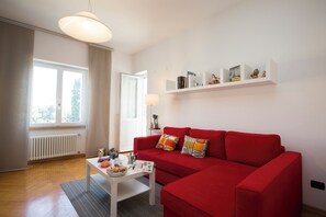 Familienapartment, Mehrere Schlafzimmer (Casa Andreas & Corinna) | Wohnbereich | Flachbildfernseher