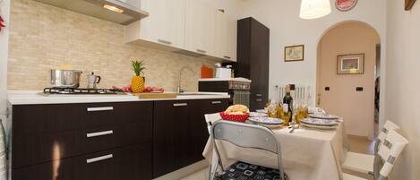 Family Apartment, Multiple Bedrooms (Casa Andreas & Corinna) | Dining