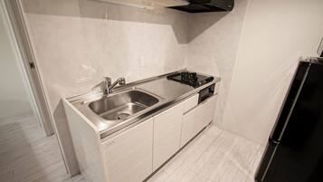 Fridge, microwave, stovetop, cookware/dishes/utensils