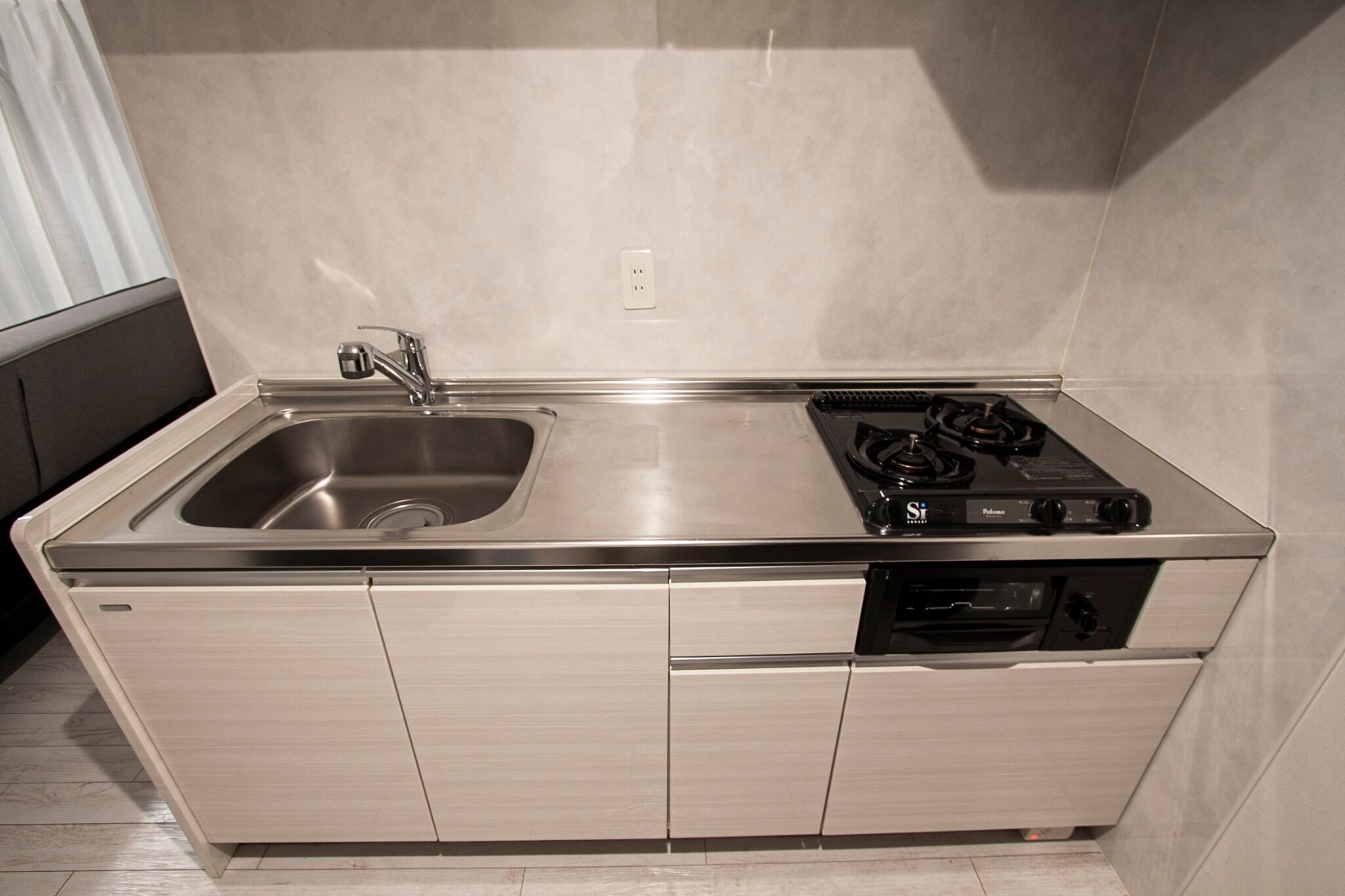 Fridge, microwave, stovetop, cookware/dishes/utensils