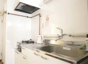 Fridge, microwave, stovetop, cookware/dishes/utensils - 1344 Susukino 5mins on footJapanese urban life - Susukino Furasa 409 / Sapporo Hokkaidō (Sapporo)