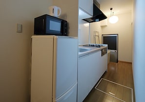 Fridge, microwave, stovetop, cookware/dishes/utensils