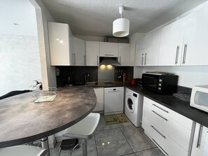 Kühlschrank, Mikrowelle, Geschirrspüler, Kochgeschirr/Geschirr/Besteck