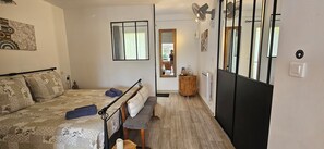 1 bedroom, in-room safe, soundproofing, iron/ironing board - GITE LAPAZ -Private jacuzzi/pool (Draguignan)