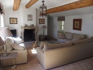 Fernseher, Kamin, DVD-Player, Stereoanlage