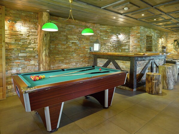 House | Game room