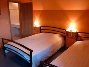 9 habitaciones, muebles diferentes y ropa de cama 