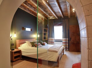 House | 7 bedrooms, individually furnished