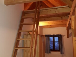 House | 5 bedrooms, individually furnished, bed sheets