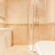 Deluxe King Size Apartment for 4 near Anfield Stadium