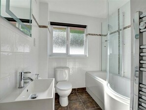 House | Bathroom - Beautiful Holiday Home in Mawgan Porth With Garden (Newquay)