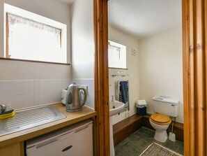 Shower, towels - Lovely Holiday Home in Lydbury With Garden (Lydbury North)
