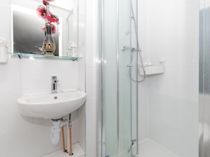 Apartment | Bathroom - Simplistic Apartment in Croydon near Wandle Park (Croydon)