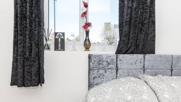 1 bedroom, bed sheets