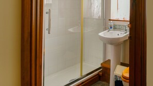 House | Bathroom - Quaint Holiday Home in Lydbury near Clun Castle (Lydbury North)