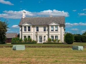 Exterior - Lavish Holiday Home in Worcestershire with Hot Tub (Stourport-on-Severn)