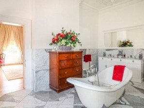 Bathroom - Lavish Holiday Home in Worcestershire with Hot Tub (Stourport-on-Severn)