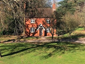 Unclassified image, 2 of 37, button - Vintage Holiday Home in Worcestershire with Hot Tub (Stourport-on-Severn)