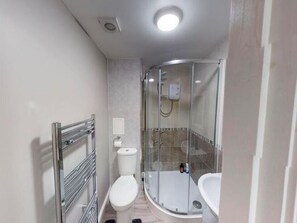 Bathtub, towels - Vintage Holiday Home in Worcestershire with Hot Tub (Stourport-on-Severn)