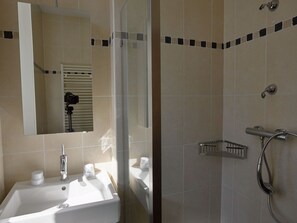 Apartment | Badezimmer | Dusche, Handtücher