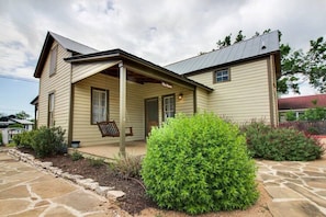 Exterior - The Manor-Fredericksburg, Texas, United States (Fredericksburg)