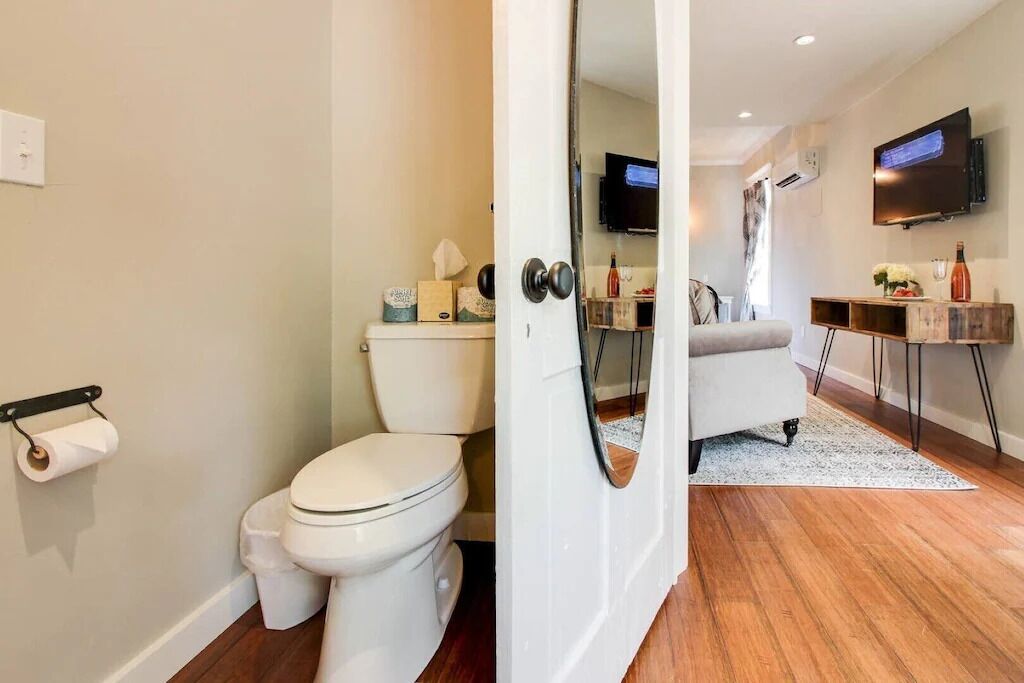 Chuveiro, secador de cabelo, toalhas de banho 