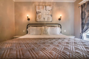 1 bedroom, iron/ironing board, WiFi, bed sheets - The Manor-Fredericksburg, Texas, United States (Fredericksburg)