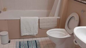 Apartment | Bathroom - Endearing Apartment in London near Thames River (London)