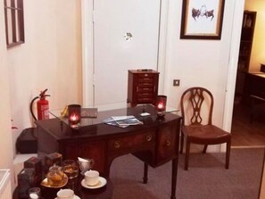 House | Living room | Fireplace, MP3 dock - Captivating Holiday Home in Glasgow near Kelvin River (Glasgow)