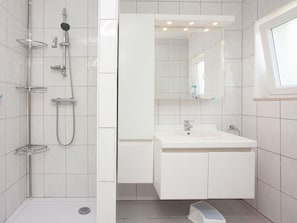 Bathroom - Plush Holiday Home in Nassogne With Private Garden (Nassogne)