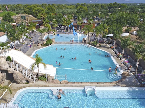 Outdoor pool - Beautiful Chalet With AC and Covered Terrace, Near the Beach (Mont-roig del Camp)