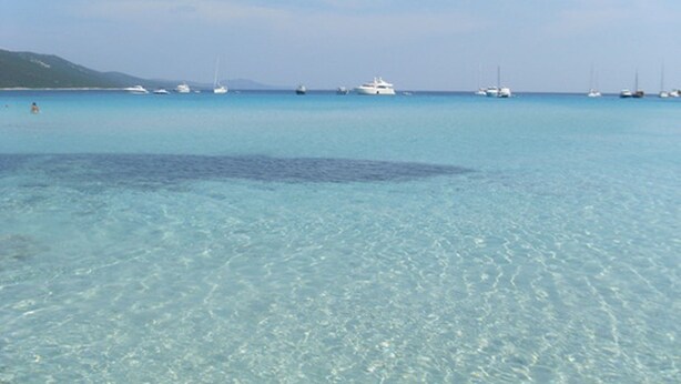 A clear turquoise sea with boats and a distant landmass. - Apartment in Dubrovni With Garden (Dubrovnik)