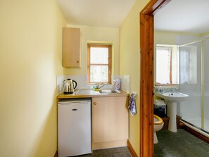 House | Private kitchen | Fridge, microwave, electric kettle - Secluded Holiday Home in Lydbury With Garden (Lydbury North)