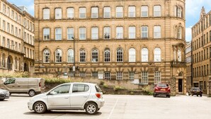 Unclassified image, 2 of 30, button - Appealing Studio in Bradford near Forster Square Retail Park (Bradford)