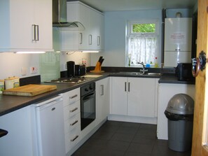 Cottage | Private kitchen | Fridge, microwave