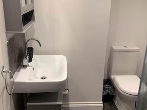Cottage | Bathroom | Shower, towels