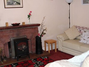 Cottage | Living room | Fireplace, DVD player